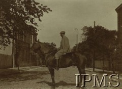 Przed 1914, brak miejsca.
Fragment ulicy, na pierwszym planie mężczyzna na koniu.
Fot. NN, Instytut Polski i Muzeum im. gen. Sikorskiego w Londynie