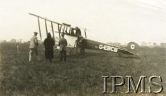 1927, Clacton-on-Sea, Wielka Brytania.
Samolot Avro 504K (numer rejestracji G-EBCB) na lotnisku, podpis: 