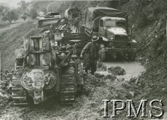 1944-1945, Włochy.
Żołnierze z 5 Kresowej Dywizji Piechoty wyładowują z samochodów ciężarowych most 