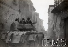 2.09.1944, Pesaro, Włochy.
Ułani Karpaccy wkraczają do miasta.
Fot. NN, Instytut Polski im. gen. Sikorskiego w Londynie.

