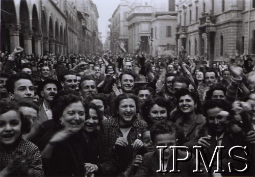 21.04.1945, Bolonia, Włochy.
Włosi witają żołnierzy 2 Korpusu.
Fot. NN, Instytut Polski i Muzeum im. gen. Sikorskiego w Londynie [pudło - różne]