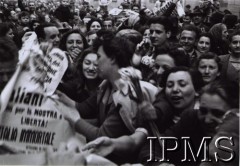 21.04.1945, Bolonia, Włochy.
Włosi witają żołnierzy 2 Korpusu.
Fot. NN, Instytut Polski i Muzeum im. gen. Sikorskiego w Londynie [pudło - różne]