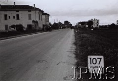 1945, Bolonia (?), Włochy.
Przedmieście wyzwolonego miasta.
Fot. NN, Instytut Polski i Muzeum im. gen. Sikorskiego w Londynie [pudło - różne]