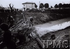 1944-1945, Włochy.
Polscy żołnierze w okolicach rzeki.
Fot. NN, Instytut Polski i Muzeum im. gen. Sikorskiego w Londynie [pudło - różne]