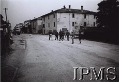 Kwiecień 1945, Bolonia (?), Włochy.
Żołnierze 2 Korpusu na ulicy wyzwolonego miasta.
Fot. NN, Instytut Polski i Muzeum im. gen. Sikorskiego w Londynie [pudło - różne]