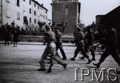 Kwiecień 1945, Bolonia (?), Włochy.
Żołnierze 2 Korpusu na ulicy wyzwolonego miasta.
Fot. NN, Instytut Polski i Muzeum im. gen. Sikorskiego w Londynie [pudło - różne]