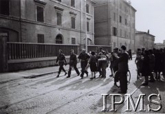 Kwiecień 1945, Bolonia (?), Włochy.
Żołnierze 2 Korpusu witani przez Włochów na ulicy wyzwolonego miasta.
Fot. NN, Instytut Polski i Muzeum im. gen. Sikorskiego w Londynie [pudło - różne]