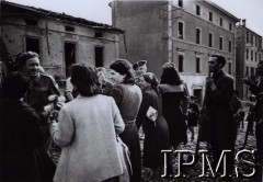 Kwiecień 1945, Bolonia (?), Włochy.
2 Korpus Polski w wyzwolonym mieście witani przez Włoszki, w głębi gen. Klemens Rudnicki.
Fot. NN, Instytut Polski i Muzeum im. gen. Sikorskiego w Londynie [pudło - różne]