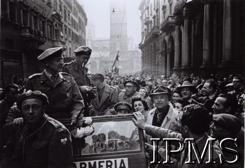 21.04.1945, Bolonia, Włochy.
2 Korpus Polski w wyzwolonym mieście. Włosi witają wyzwolicieli. Na samochodzie m.in. gen. Klemens Rudnicki (2. z lewej).
Fot. NN, Instytut Polski i Muzeum im. gen. Sikorskiego w Londynie [pudło - różne]