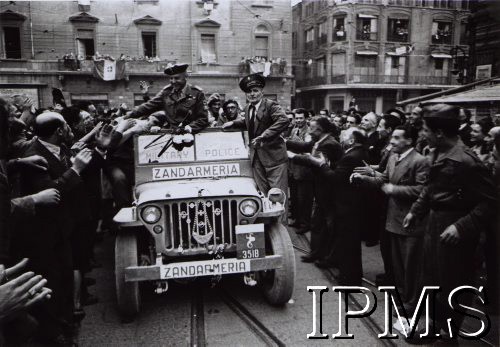 21.04.1945, Bolonia, Włochy.
2 Korpus Polski w wyzwolonym mieście. Włosi witają gen. Klemensa Rudnickiego.
Fot. NN, Instytut Polski i Muzeum im. gen. Sikorskiego w Londynie [pudło - różne]