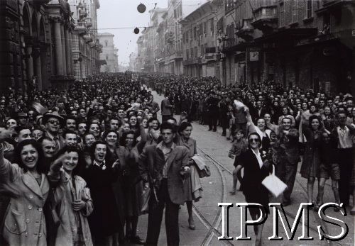 21.04.1945, Bolonia, Włochy.
Mieszkańcy wyzwolonego miasta pozdrawiają żołnierzy 2 Korpusu.
Fot. NN, Instytut Polski i Muzeum im. gen. Sikorskiego w Londynie [pudło - różne]