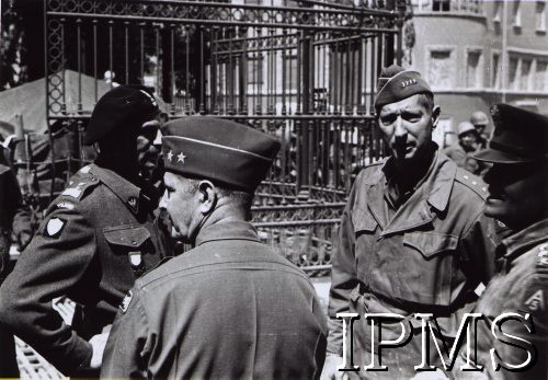 1945, Włochy.
Dowódcy wojsk alianckich, z lewej stoi gen. Władysław Anders.
Fot. NN, Instytut Polski i Muzeum im. gen. Sikorskiego w Londynie [pudło - różne]