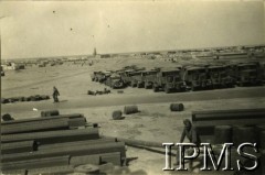 1941-1942, rejon Tobruku, Libia.
W oddali pomnik na polskim cmentarzu.
Fot. NN, Instytut Polski i Muzeum im. gen. Sikorskiego w Londynie [pudło - różne] 

