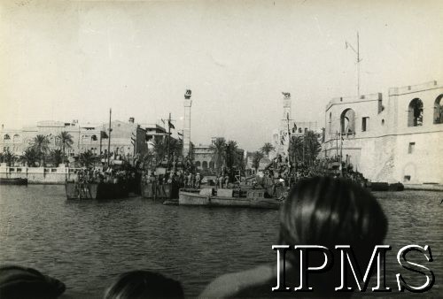 1942, Trypolis, Libia.
Polscy żołnierze opuszczają miasto.
Fot. NN, Instytut Polski i Muzeum im. gen. Sikorskiego w Londynie [pudło - różne]