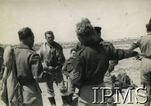 1941/1942, Tobruk - Gazala, Libia.
Polscy żołnierze, m.in. lotnicy.
Fot. NN, Instytut Polski i Muzeum im. gen. Sikorskiego w Londynie [pudło - różne]
