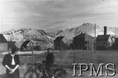 Maj 1940, Narwik (okolice), Norwegia.
Motocyklista w towarzystwie kobiety, w oddali góry.
Fot. NN, Instytut Polski w Londynie [szuflada 52 - Francja WP, sygn. 3000].