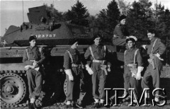 Ok. 1944, Wielka Brytania.
Żołnierze 1 Dywizji Pancernej przy czołgu 
