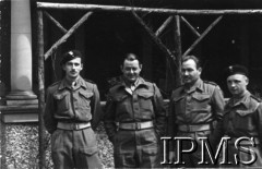 1944, Wielka Brytania.
Żołnierze 1 Dywizji Pancernej: J.Z. Żegota-Januszajtis, mjr M. Bartosiński, mjr R. Proszek, ppor. R. Mazurek. 
Fot. NN, Instytut Polski i Muzeum im. gen. Sikorskiego w Londynie [teczka luzem Januszajtis].
