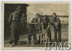1943, Palestyna.
Obóz junaków, trzej chłopcy myją się w miednicy.
Fot. NN, Instytut Polski i Muzeum im. gen. Sikorskiego w Londynie