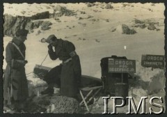 1944, Abruzja, Włochy.
Żołnierze 3 Dywizja Strzelców Karpackich w górach na drodze pod obserwacją. Po prawej żołnierz 3 Karpackiego Szwadronu Żandarmerii. Podpis oryginalny: 