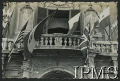 Maj 1945, prawdopodobnie Bolonia, Włochy.
Zakończenie II wojny światowej. Flagi Stanów Zjednoczonych, Włoch, Polski i Wielkiej Brytanii powiewające na budynku. Podpis oryginalny: 