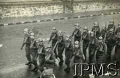 Październik 1940, Dunfermline, Szkocja, Wielka Brytania.
Załoga Pociągu Pancernego nr 4 maszeruje na ćwiczenia.
Fot. NN, Dziennik działań Pociągu Pancernego 