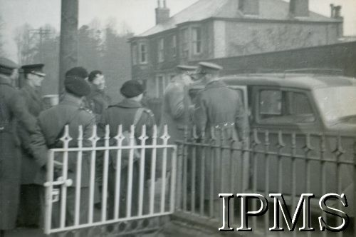 13.01.1941, Saxmundham, Anglia, Wielka Brytania.
Dowódca 42 Dywizji generał H. Willcox wsiada do samochodu po inspekcji Pociągu Pancernego 