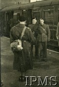 1942, Ipswich, Anglia, Wielka Brytania.
Major Edmund Charaszkiewicz składa raport przed dowódcą Pociągu Pancernego 