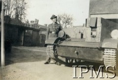 1942, Ipswich, Anglia, Wielka Brytania.
Oficer przy transporterze opancerzonym Universal Carrier.
Fot. NN, Dziennik działań Pociągu Pancernego 