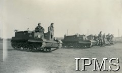 1942, Ipswich, Anglia, Wielka Brytania.
Pluton transporterów opancerzonych Universal Carrier podczas ćwiczeń bojowych.
Fot. NN, Dziennik działań Pociągu Pancernego 