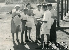 1943-1947, Valivade-Kolhapur, Indie.
Osiedle dla polskich uchodźców. Grupa osób czyta gazetę 