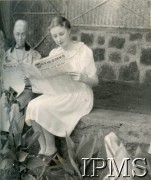 1943-1947, Valivade-Kolhapur, Indie.
Osiedle dla polskich uchodźców. Kobiety czytają gazetę 