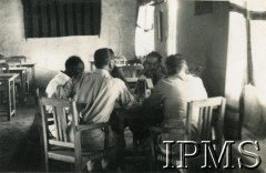 1945, Valivade-Kolhapur, Indie.
Osiedle dla polskich uchodźców. Mężczyźni w cukierni Spółdzielni 