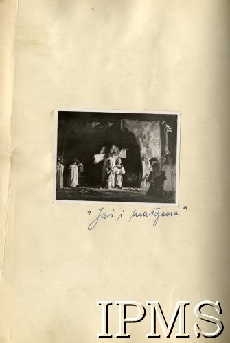 Październik 1947, Valivade-Kolhapur, Indie.
Osiedle dla polskich uchodźców. Scena z przedstawienia dla dzieci pt. 