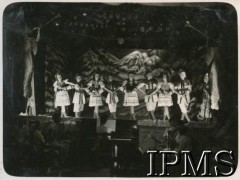 Styczeń 1947, Valivade-Kolhapur, Indie.
Osiedle dla polskich uchodźców. Scena z przedstawienia 