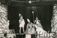 Styczeń 1947, Valivade-Kolhapur, Indie.
Osiedle dla polskich uchodźców. Scena z Herodem podczas przedstawienia 
