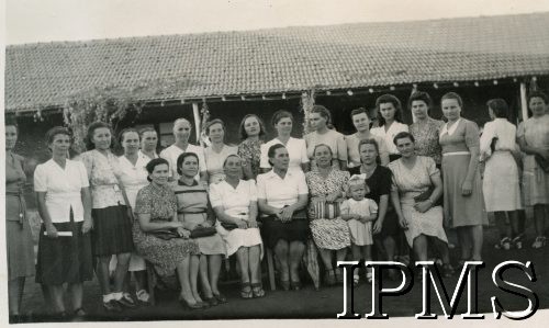 1947, Valivade-Kolhapur, Indie.
Osiedle dla polskich uchodźców. Uczestniczki kursu trykotarskiego w dniu jego zakończenia.
Fot. NN, Kronika osiedla polskiego Valivade-Kolhapur, Indie, tom III, Instytut Polski i Muzeum im. gen. Sikorskiego w Londynie