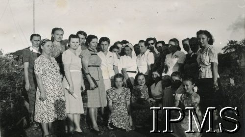 15.02.1947, Valivade-Kolhapur, Indie.
Osiedle dla polskich uchodźców. Rozdanie świadectw mistrzowskich i czeladniczych na kursie trykotarskim.
Fot. NN, Kronika osiedla polskiego Valivade-Kolhapur, Indie, tom III, Instytut Polski i Muzeum im. gen. Sikorskiego w Londynie