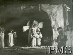 Październik 1947, Valivade-Kolhapur, Indie.
Osiedle dla polskich uchodźców. Scena z przedstawienia dla dzieci pt. 