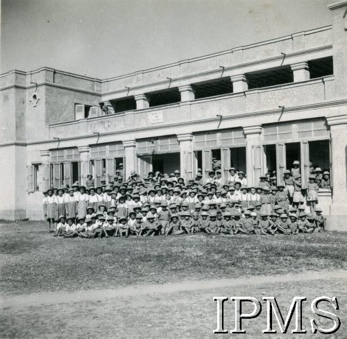 1942-1946, Jamnagar, Indie.
Osiedle dla polskich dzieci ewakuowanych z ZSRR. 
Fot. NN, Kronika osiedla polskiego Valivade-Kolhapur, Indie, tom III, Instytut Polski i Muzeum im. gen. Sikorskiego w Londynie