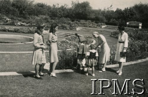 1945, Karachi, Indie.
Delegacja z obozu przejściowego dla polskich uchodźców z wizytą wielkanocną u lady Dow.
Fot. NN, Kronika osiedla polskiego Valivade-Kolhapur, Indie, tom III, Instytut Polski i Muzeum im. gen. Sikorskiego w Londynie