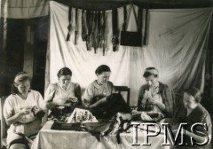 1943-1947, Valivade-Kolhapur, Indie.
Osiedle dla polskich uchodźców. Kobiety w wytwórni wyrobów skórzanych Spółdzielni 