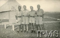 Wrzesień-październik 1942, Khanaqin, Irak.
Zespół techniczny teatru 15 Pułku Piechoty 
