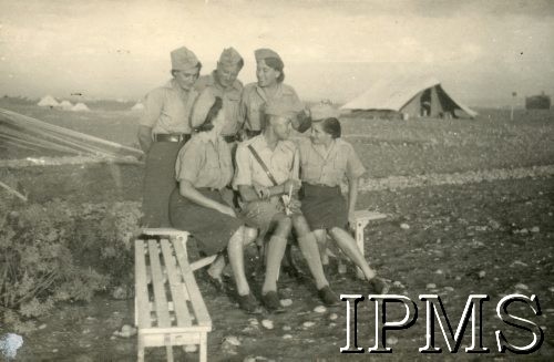 Wrzesień-październik 1942, Khanaqin, Irak.
Aktorki teatru 15 Pułku Piechoty 