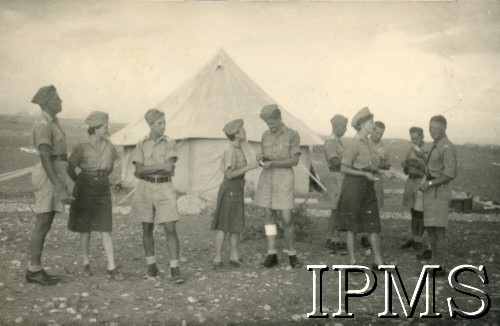 Wrzesień-październik 1942, Khanaqin, Irak.
Aktorzy i aktorki teatru 15 Pułku Piechoty 