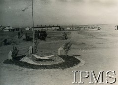 Listopad 1942, Khanaqin, Irak.
Ornament wykonany przez żołnierzy oddziału rozpoznawczego 15 Wileńskiego Batalionu Strzelców 