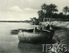 1943, Khanaqin, Irak.
Mieszkańcy oazy w łodzi na rzece Tygrys w okolicy obozu stacjonowania 15 Wileńskiego Batalionu Strzelców 