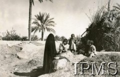 1943, okolice Khanaqin, Irak.
Mieszkańcy oazy w okolicy obozu stacjonowania 15 Wileńskiego Batalionu Strzelców 
