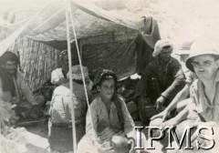 Kwiecień 1943, Khanaqin, Irak.
Mieszkańcy Khanaqin pod namiotem.
Fot. NN, Kronika 15 Wileńskiego Batalionu Strzelców 