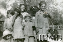 Grudzień 1943, Bechmezzin, Liban.
Dzieci libańskie, które gościły u żołnierzy 15 Wileńskiego Batalionu Strzelców 